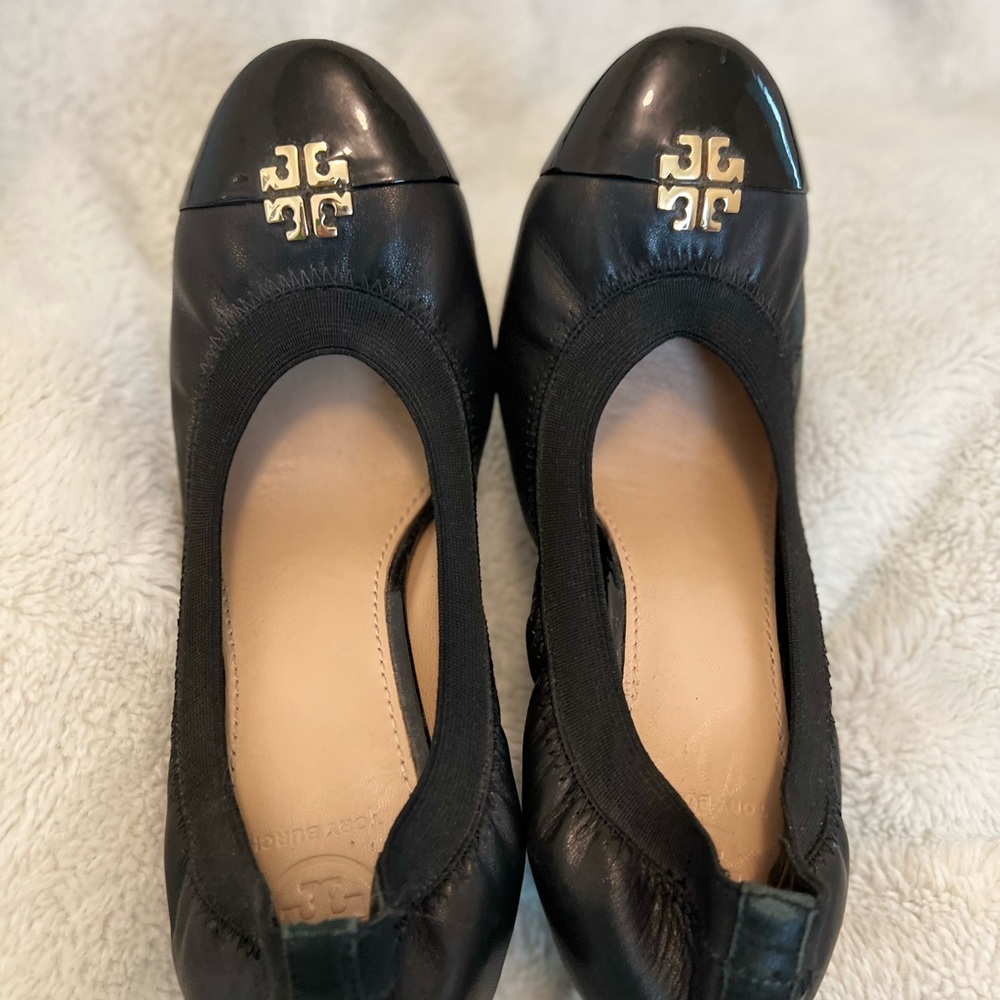 Tory Burch Jolie Classic Black Pump Leather Patent Elastic Trim Size 7
